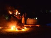 Noivos a apreciar cuspideira de fogo em fotografia de Foto Aguiarense - Foto Aguiarense