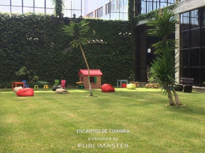 Jardim interior preparado para uma festa de aniversário