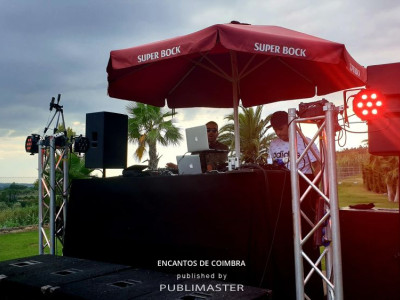 Concerto da Fátima Haji no jardim exterior