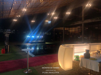 Pista de dança e bar iluminado no jardim interior