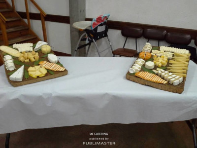 Preparação mesa de queijos