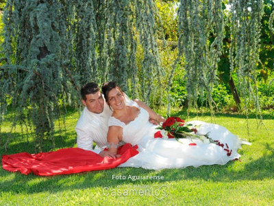 Casal de noivos em pose no exterior ajardinado fotografado por Foto Aguiarense